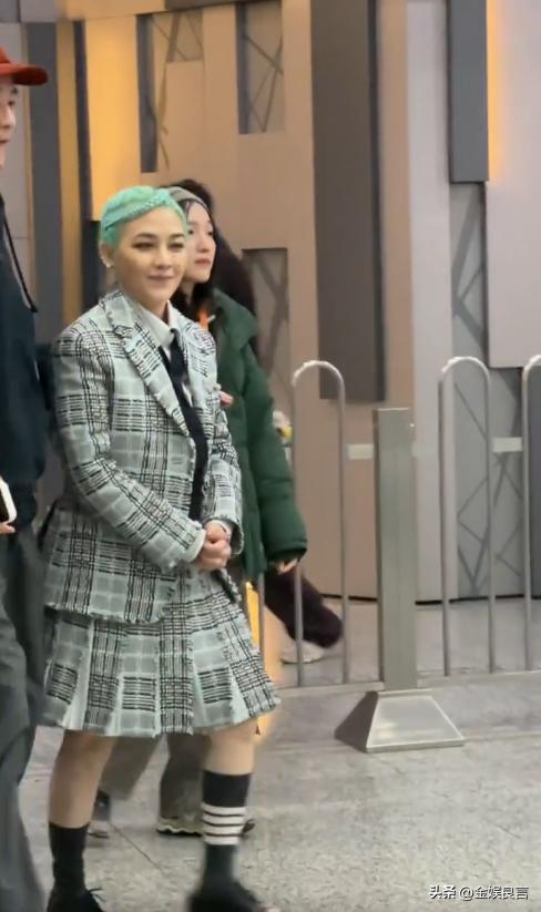 大S生前好友！48歲金曲歌后「綠髮臃腫現身」 網酸爆「昔日甜美外表全變樣」：還以為是男的