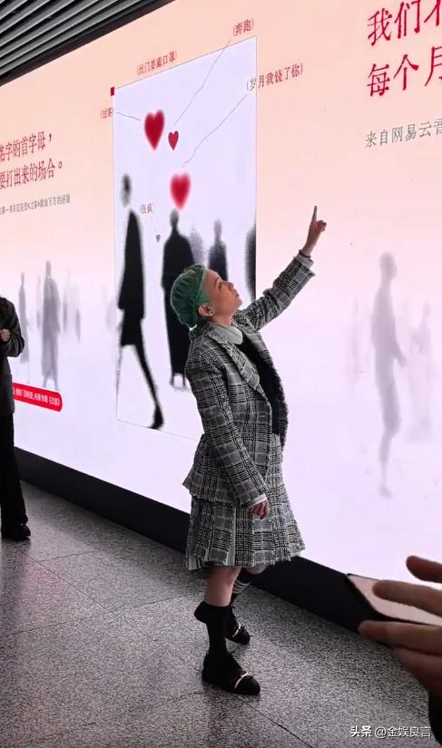 大S生前好友！48歲金曲歌后「綠髮臃腫現身」 網酸爆「昔日甜美外表全變樣」：還以為是男的