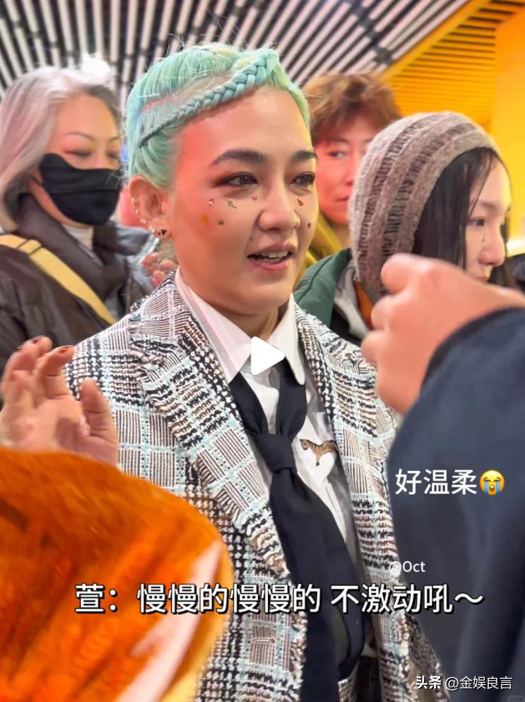 大S生前好友！48歲金曲歌后「綠髮臃腫現身」 網酸爆「昔日甜美外表全變樣」：還以為是男的