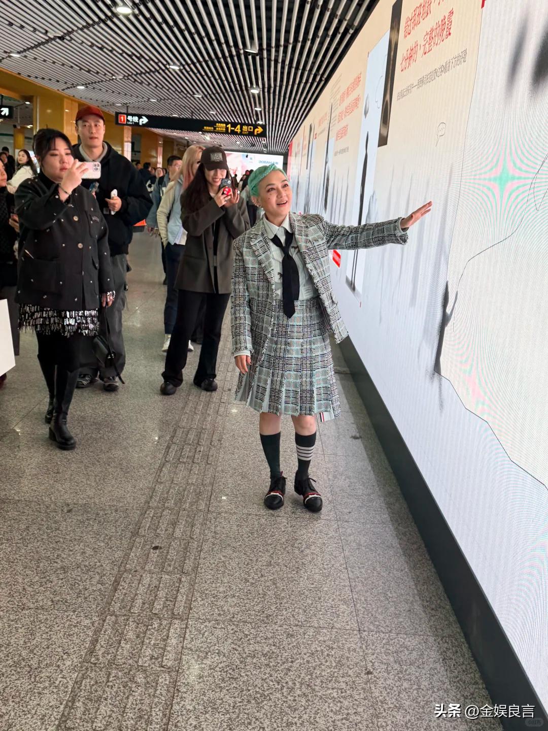 大S生前好友！48歲金曲歌后「綠髮臃腫現身」 網酸爆「昔日甜美外表全變樣」：還以為是男的