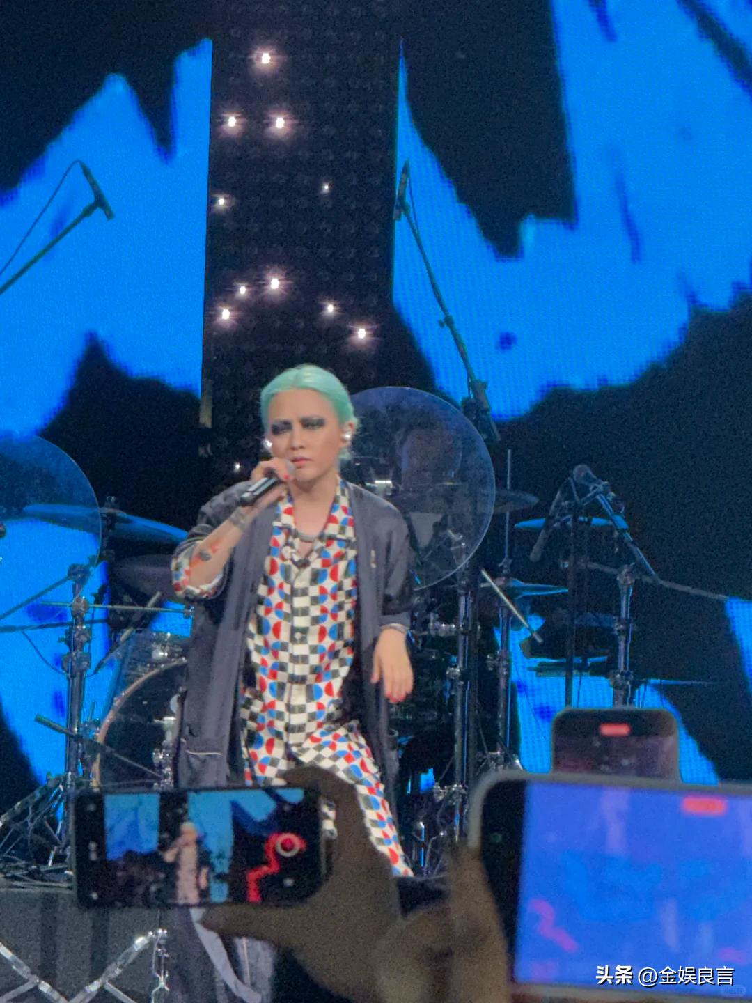 大S生前好友！48歲金曲歌后「綠髮臃腫現身」 網酸爆「昔日甜美外表全變樣」：還以為是男的