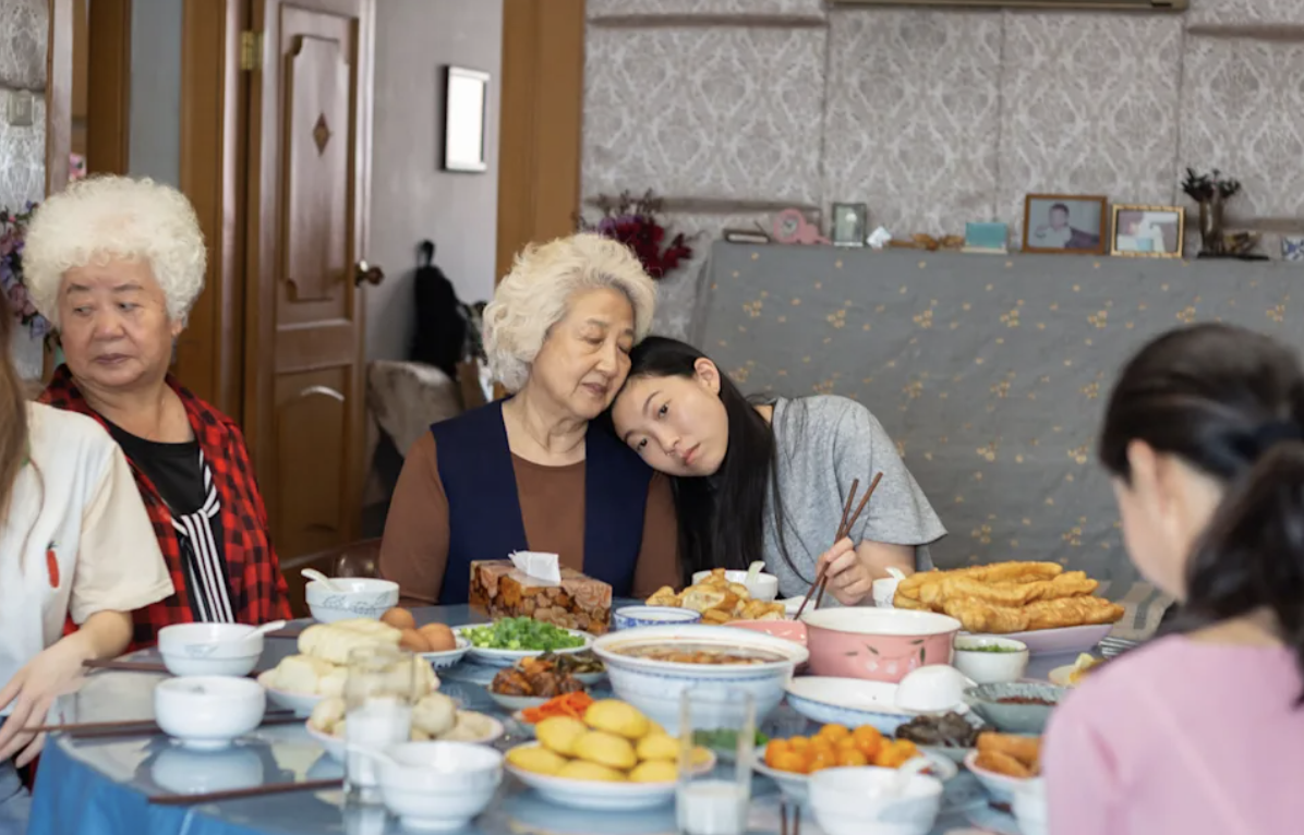 當你老了「需要人在床前照顧時」！你就會發現：最後能依靠的，不是親戚、朋友也不是兒女「而是這個人」