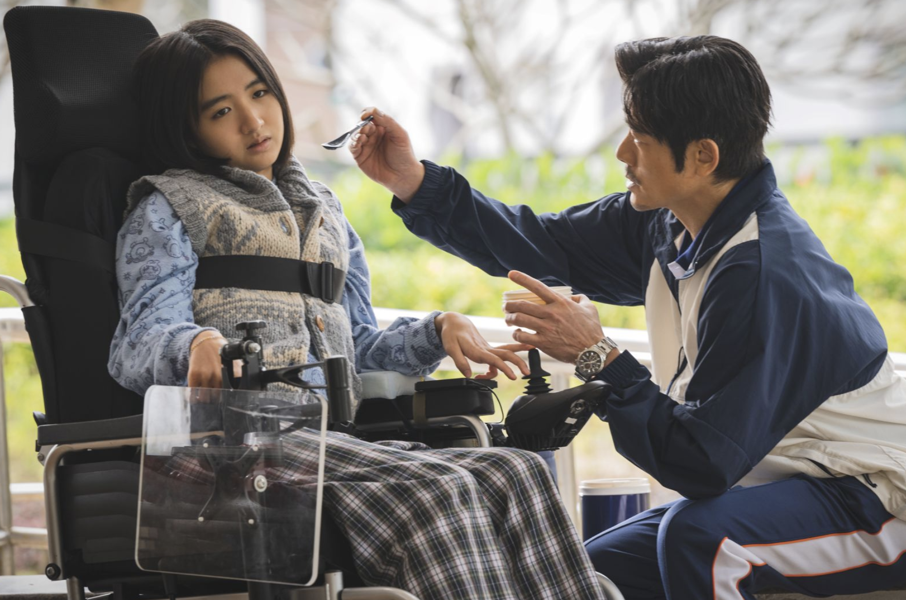 當你老了「需要人在床前照顧時」！你就會發現：最後能依靠的，不是親戚、朋友也不是兒女「而是這個人」