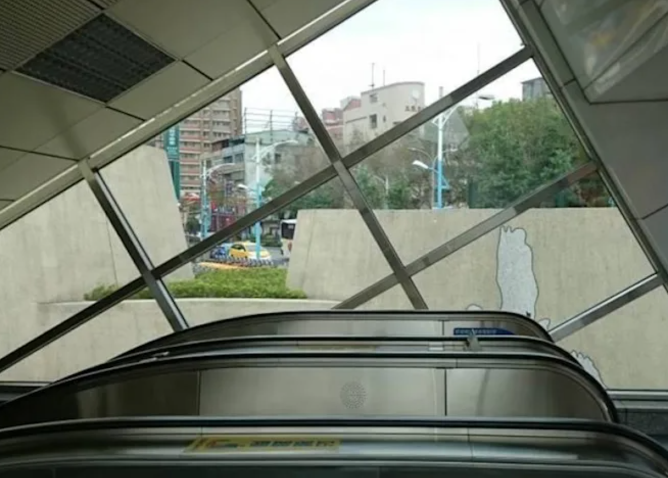 快訊／驚見模仿犯！35歲男捷運站「大喊我有槍」　1員警圍捕「受傷緊急送醫」...