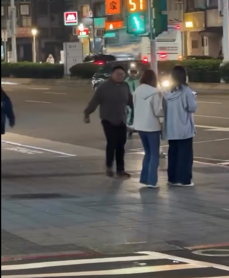 中山砍人才發生！北捷善導寺站「再傳隨機攻擊」　1男子「攔車衝向女路人」現場畫面曝光...