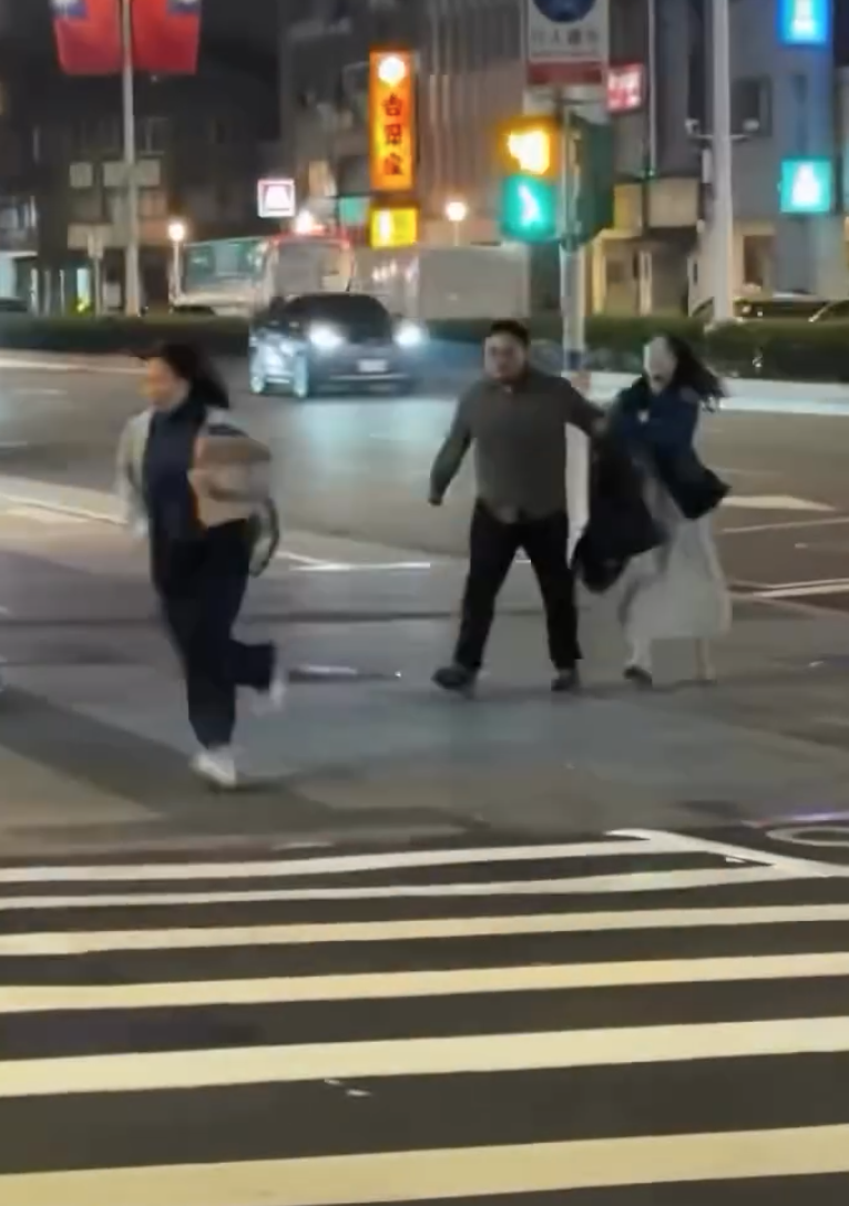 中山砍人才發生！北捷善導寺站「再傳隨機攻擊」　1男子「攔車衝向女路人」現場畫面曝光...