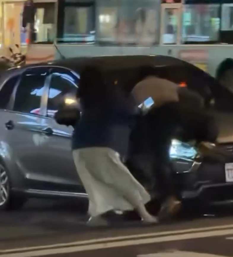 中山砍人才發生！北捷善導寺站「再傳隨機攻擊」　1男子「攔車衝向女路人」現場畫面曝光...