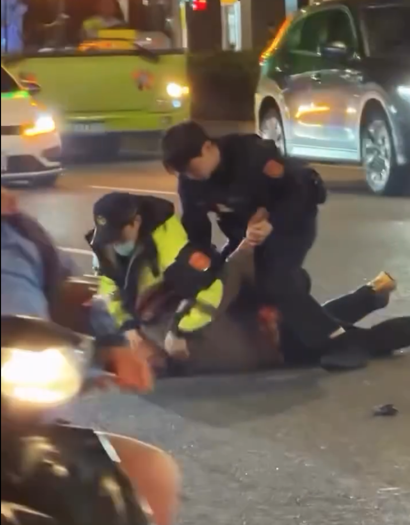 中山砍人才發生！北捷善導寺站「再傳隨機攻擊」　1男子「攔車衝向女路人」現場畫面曝光...