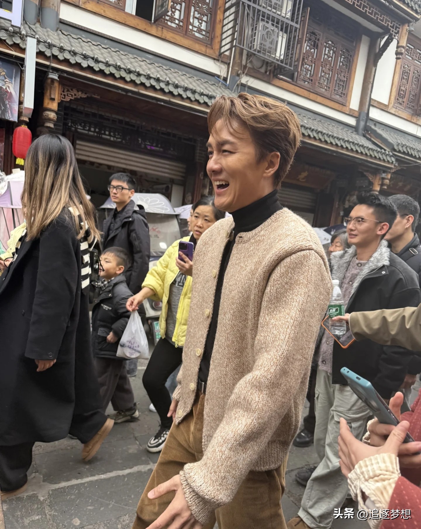 赴中國發展多年！46歲台灣男星「今擺攤賣橘子」被認出　主動攬客「要不要來一點」現況曝