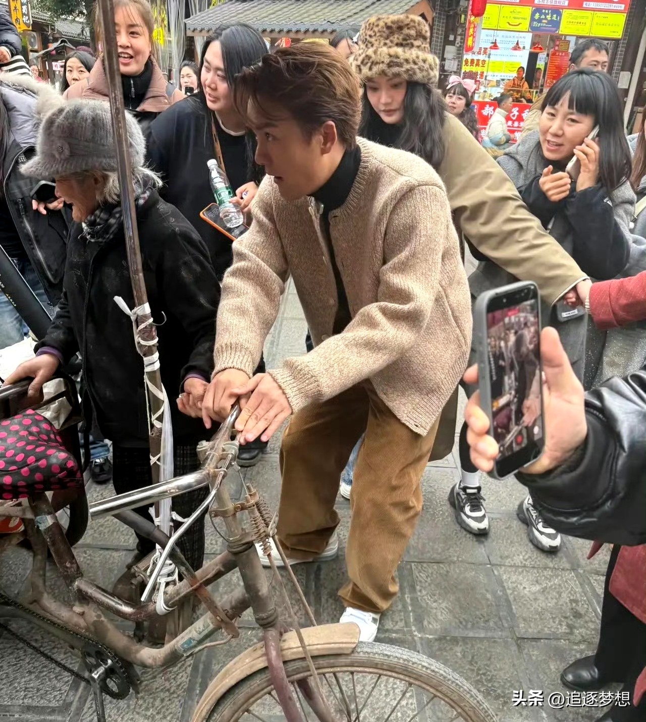 赴中國發展多年！46歲台灣男星「今擺攤賣橘子」被認出　主動攬客「要不要來一點」現況曝