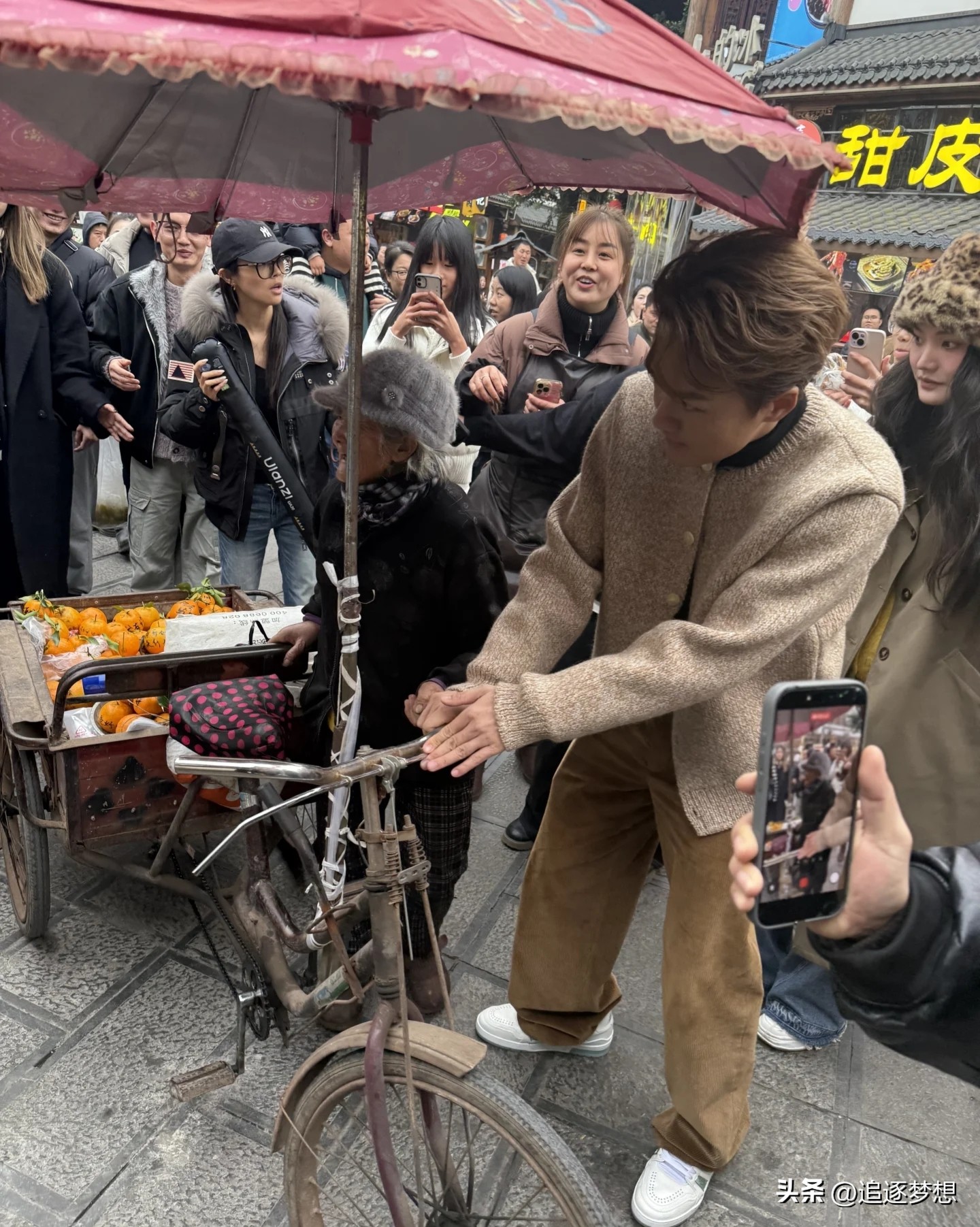 赴中國發展多年！46歲台灣男星「今擺攤賣橘子」被認出　主動攬客「要不要來一點」現況曝