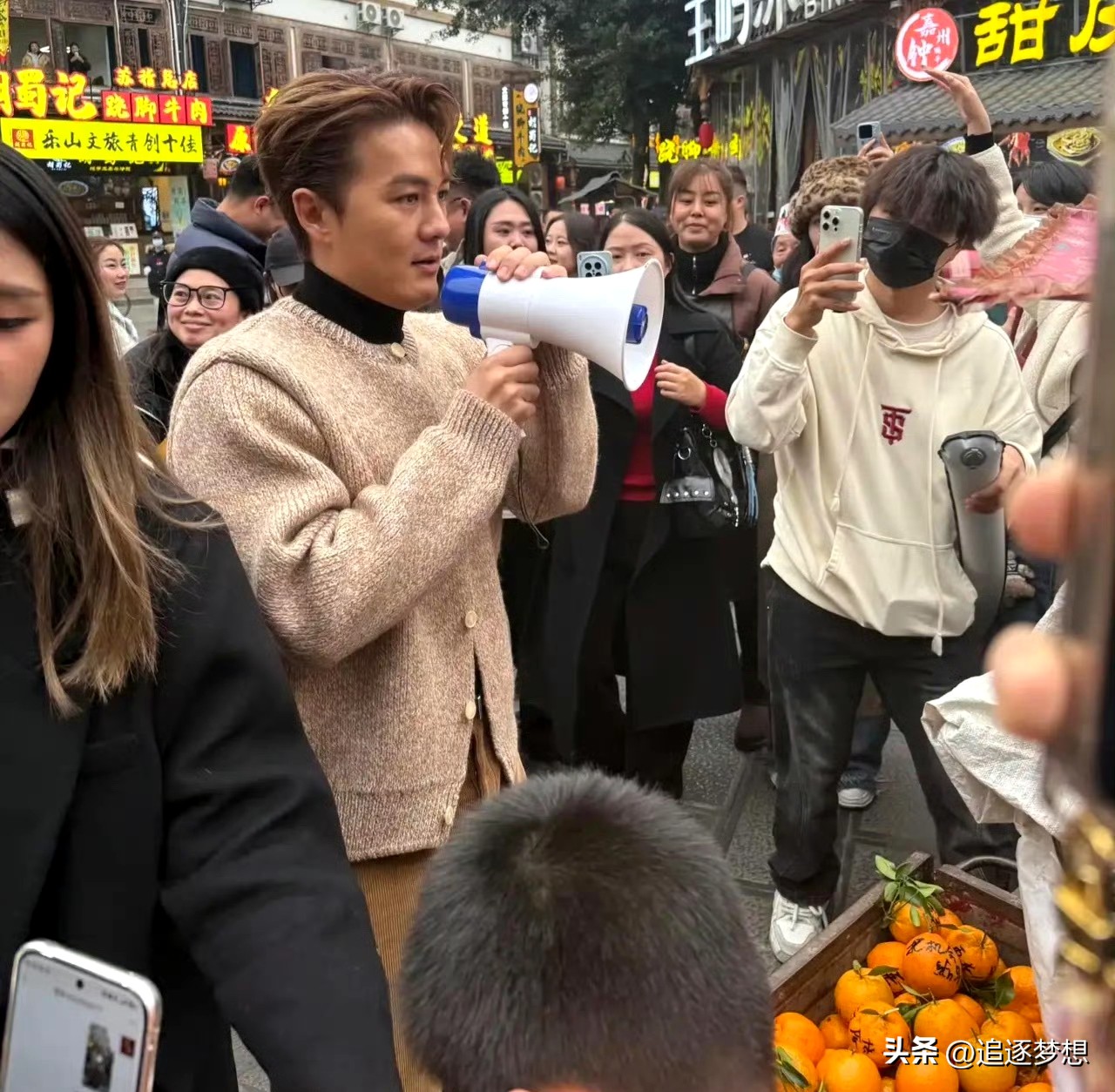 赴中國發展多年！46歲台灣男星「今擺攤賣橘子」被認出　主動攬客「要不要來一點」現況曝