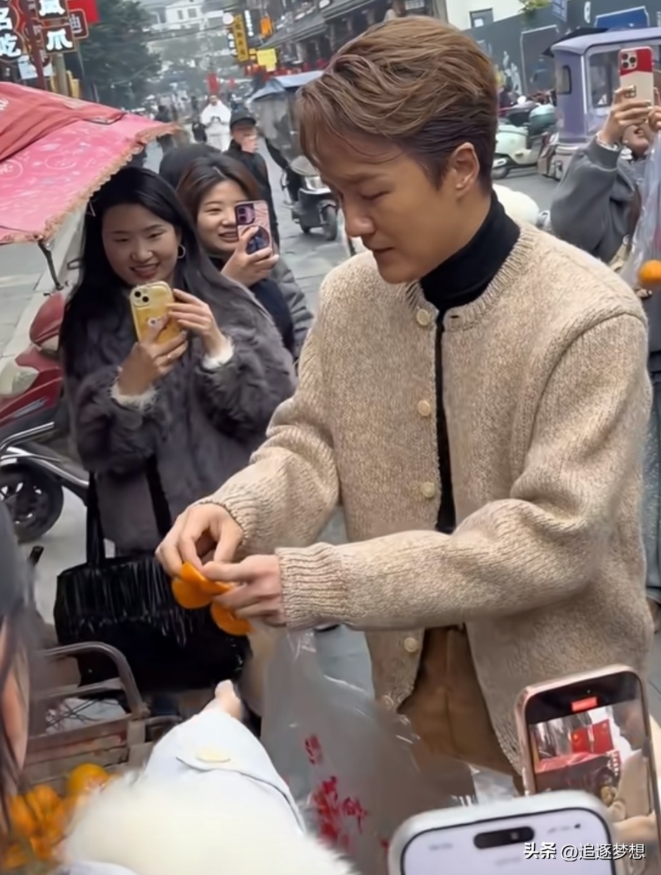 赴中國發展多年！46歲台灣男星「今擺攤賣橘子」被認出　主動攬客「要不要來一點」現況曝