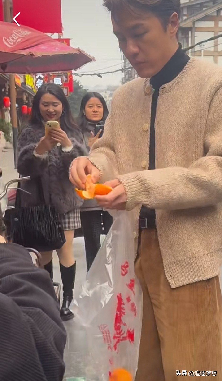 赴中國發展多年！46歲台灣男星「今擺攤賣橘子」被認出　主動攬客「要不要來一點」現況曝