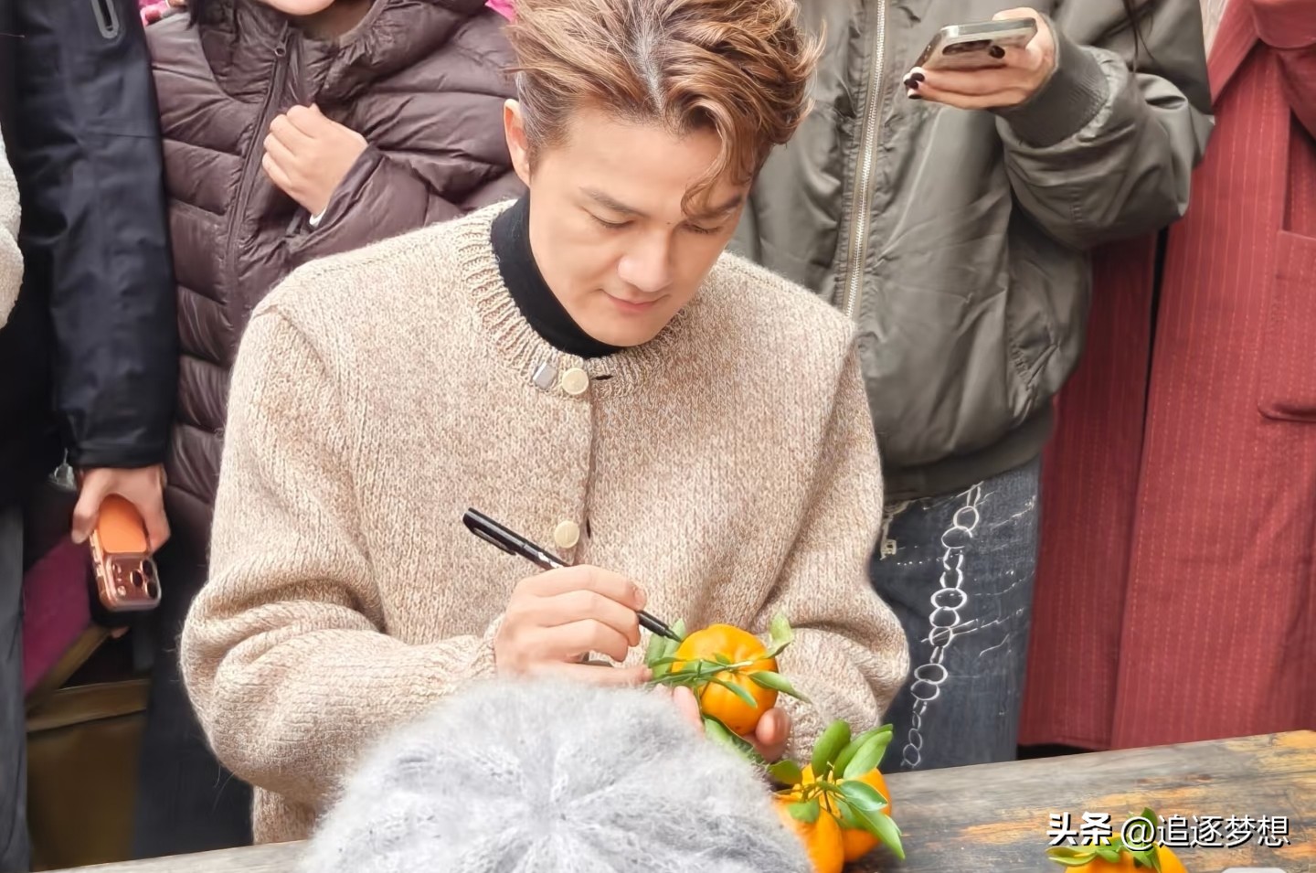 赴中國發展多年！46歲台灣男星「今擺攤賣橘子」被認出　主動攬客「要不要來一點」現況曝