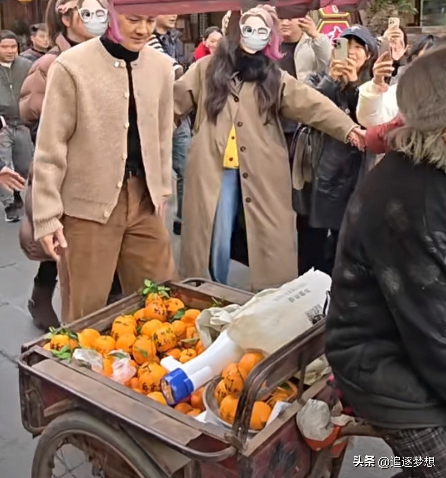 赴中國發展多年！46歲台灣男星「今擺攤賣橘子」被認出　主動攬客「要不要來一點」現況曝