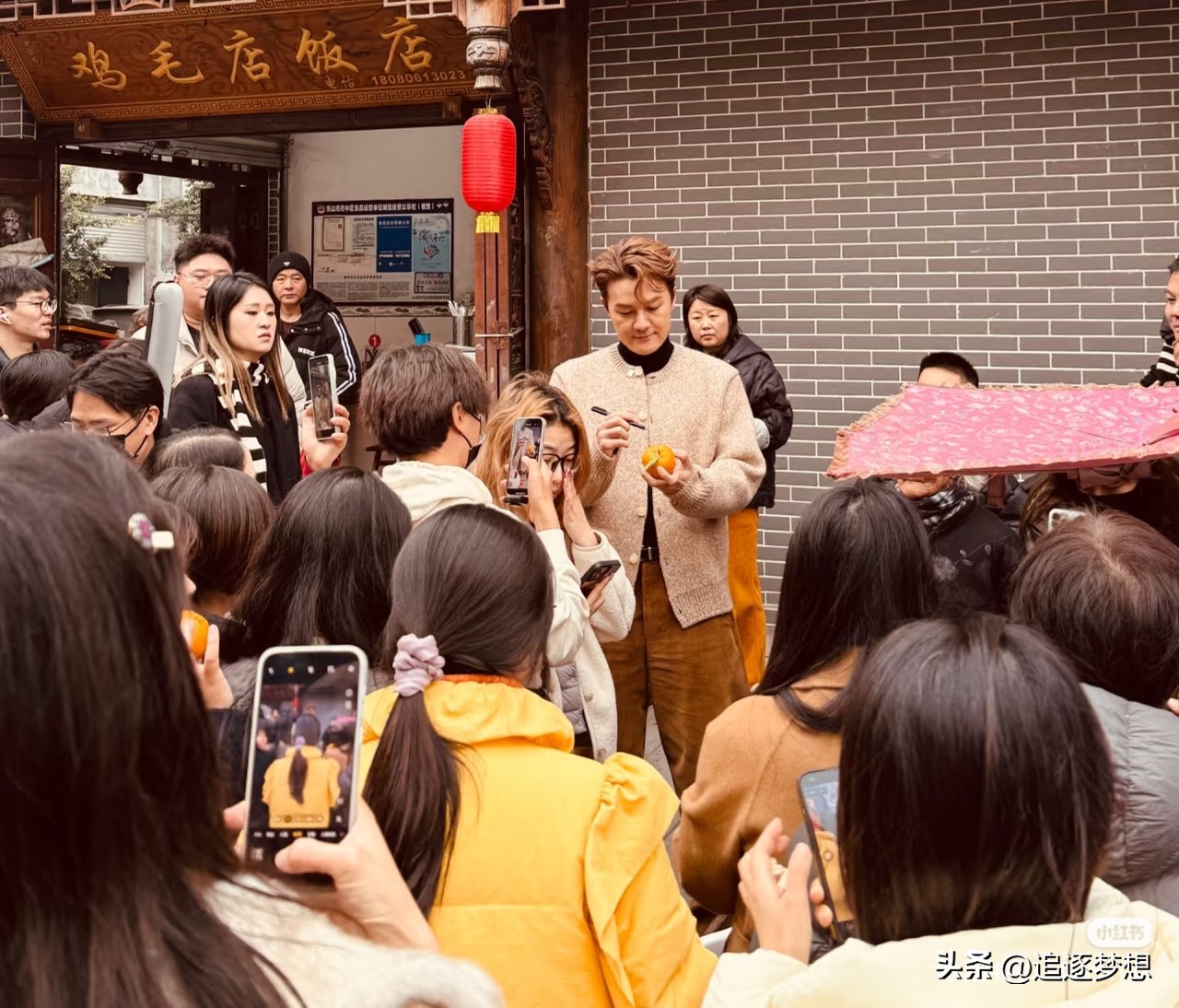 赴中國發展多年！46歲台灣男星「今擺攤賣橘子」被認出　主動攬客「要不要來一點」現況曝