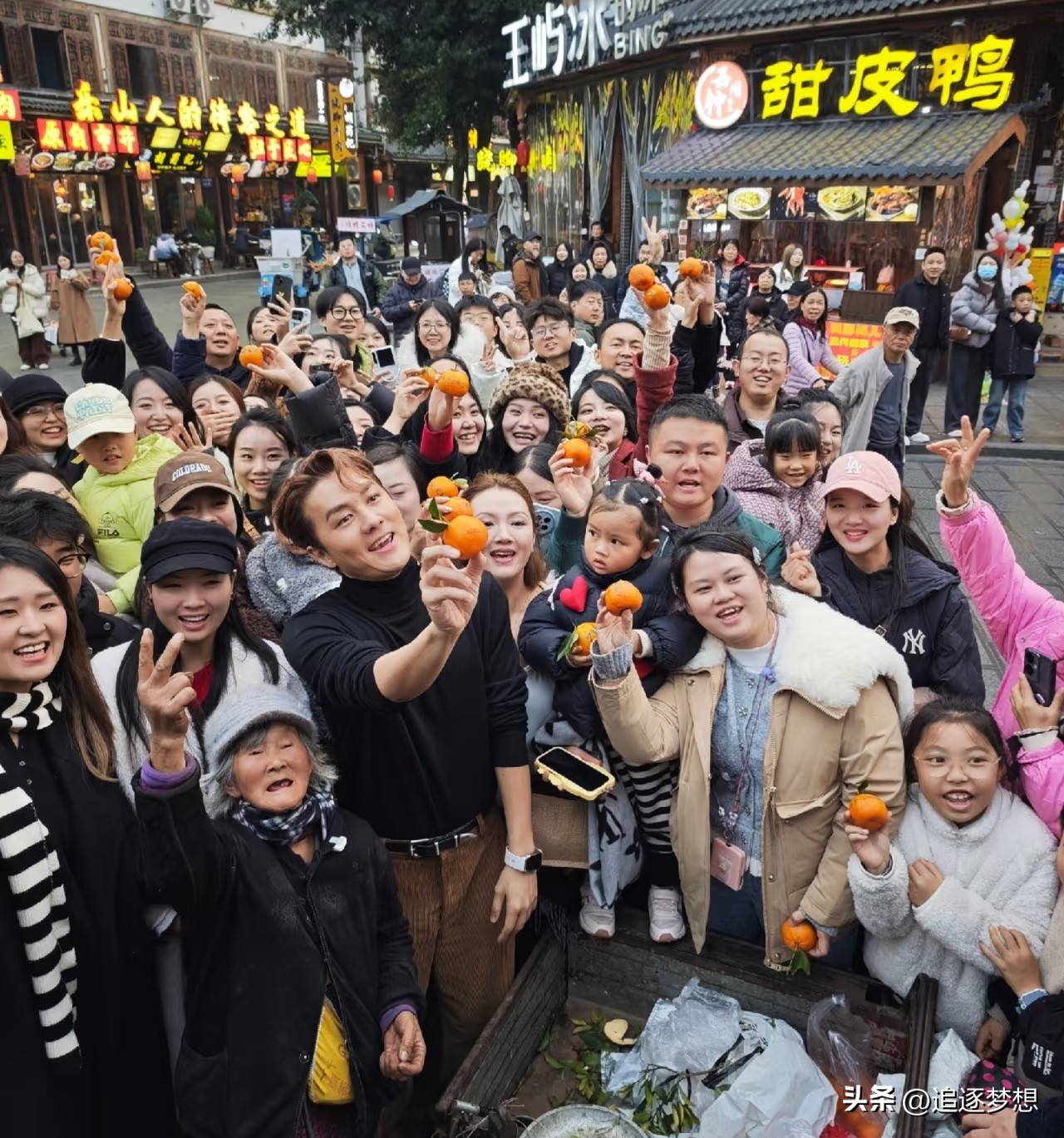 赴中國發展多年！46歲台灣男星「今擺攤賣橘子」被認出　主動攬客「要不要來一點」現況曝