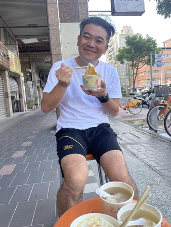 絕望時給救命稻草！馬國弼「淚謝演藝圈2大哥」無償撐腰　為千萬債「外送擺攤樣樣來」：只想活著