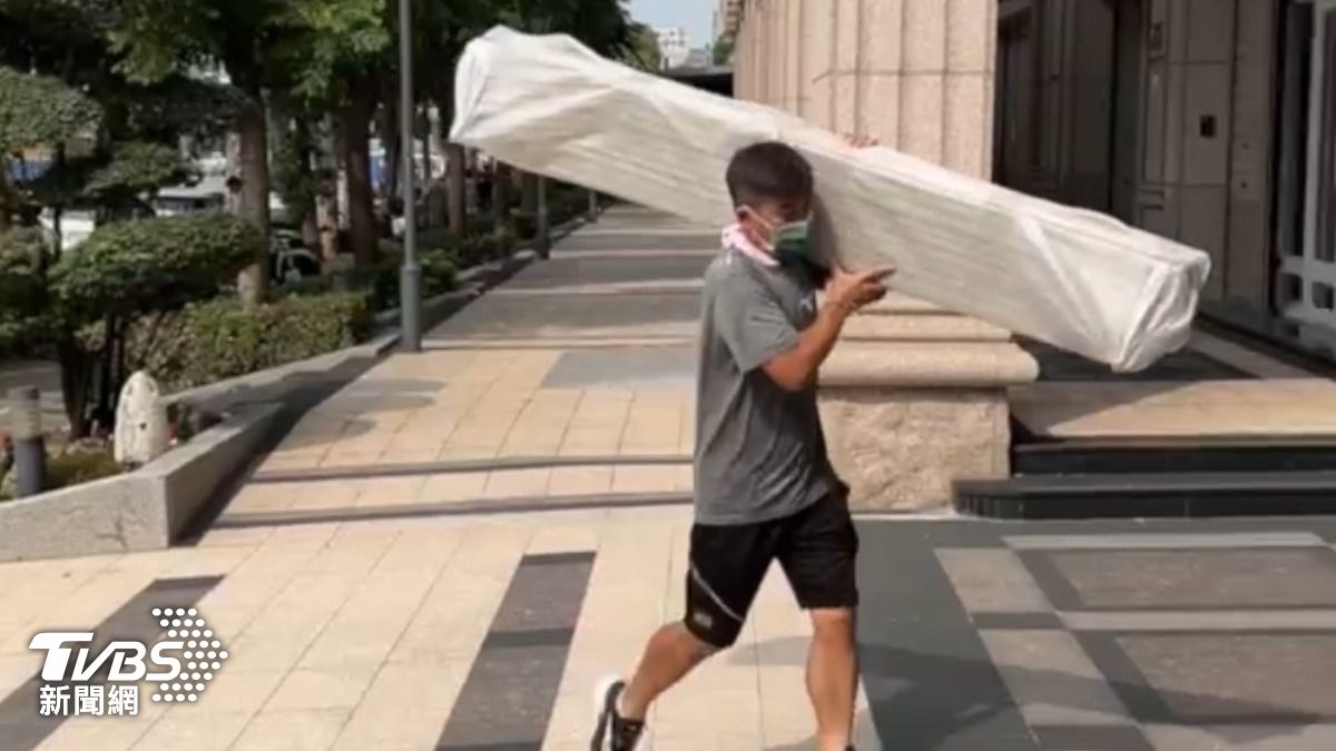 絕望時給救命稻草！馬國弼「淚謝演藝圈2大哥」無償撐腰　為千萬債「外送擺攤樣樣來」：只想活著