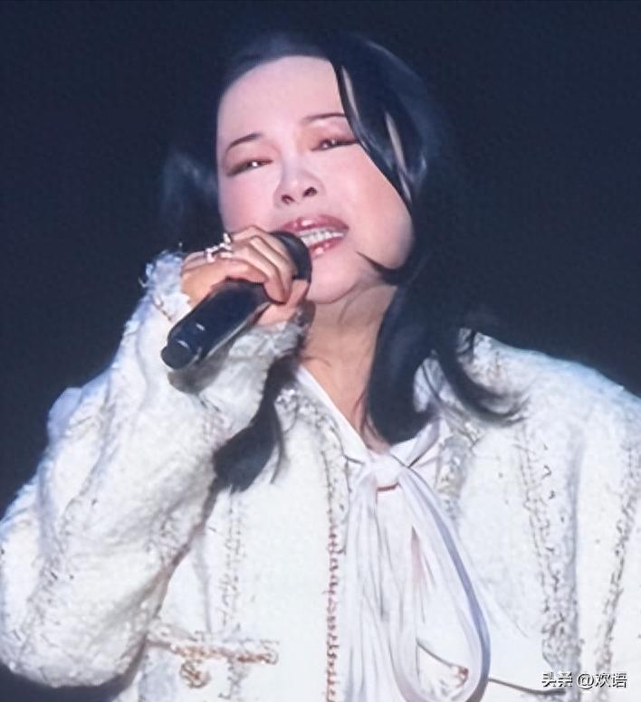 才減肥成功變超美!57歲知名女星「如今臃腫快認不出」 慘白崩壞照網嘲:「被打回原形了...」