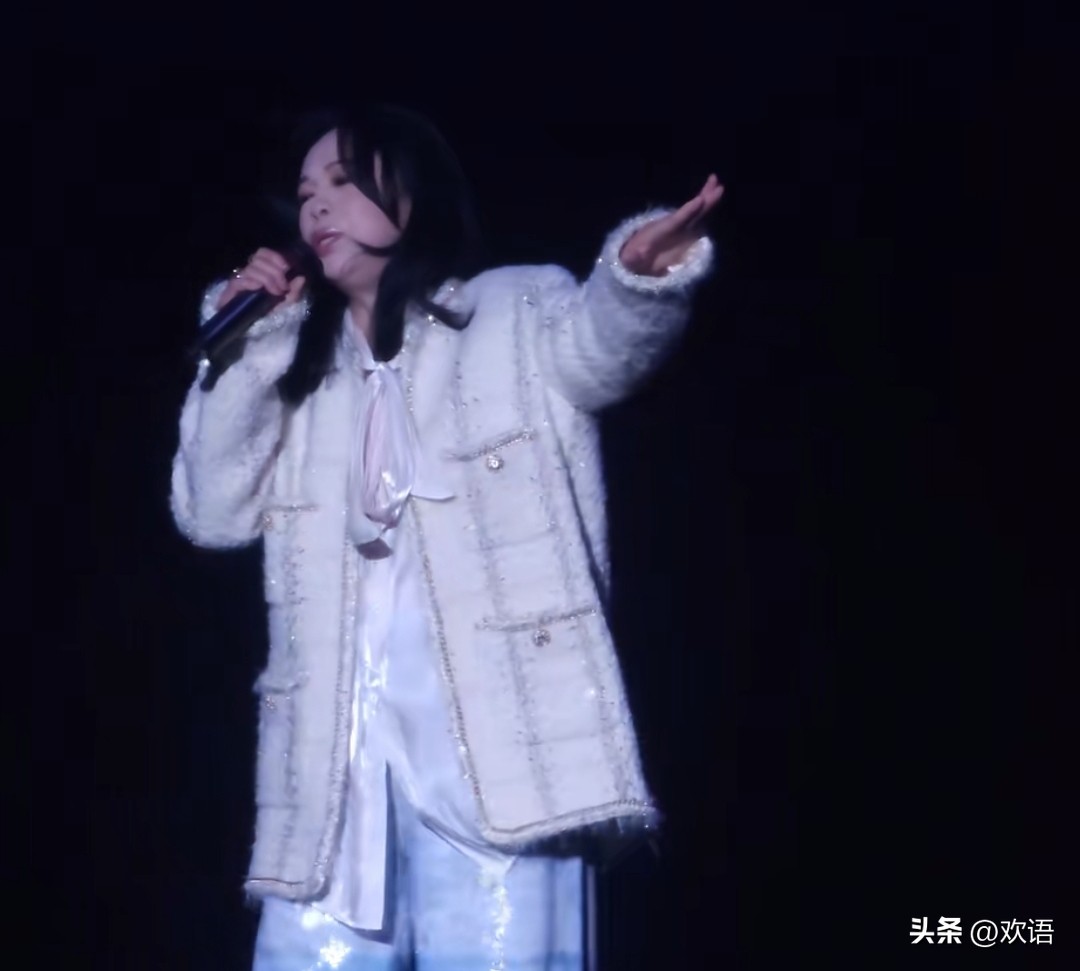 才減肥成功變超美!57歲知名女星「如今臃腫快認不出」 慘白崩壞照網嘲:「被打回原形了...」