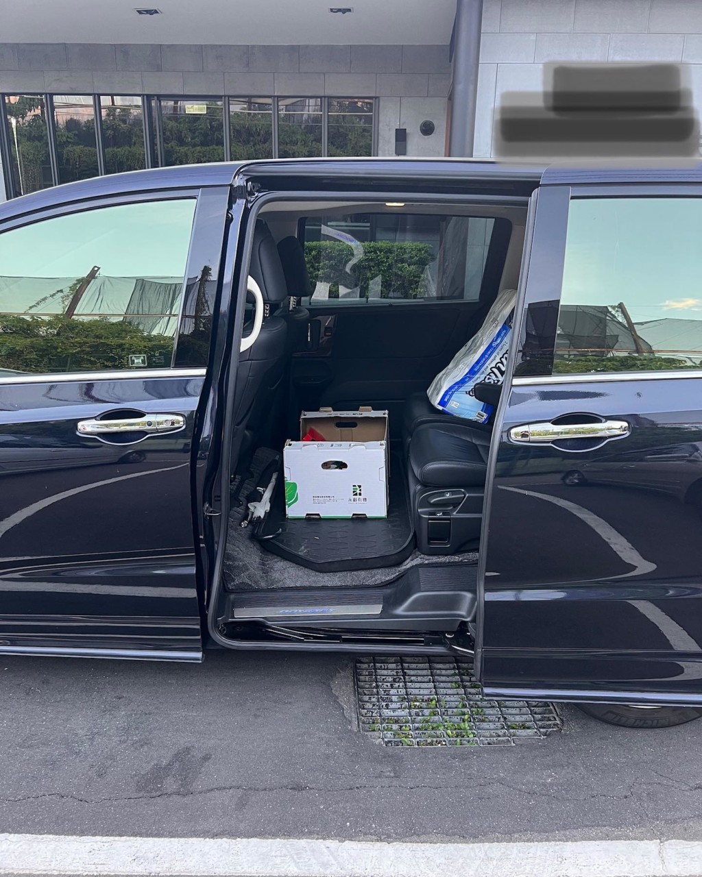 艾力克斯停車90分鐘「車門忘了關」！回來後「一看車上狀況」：這就是台北