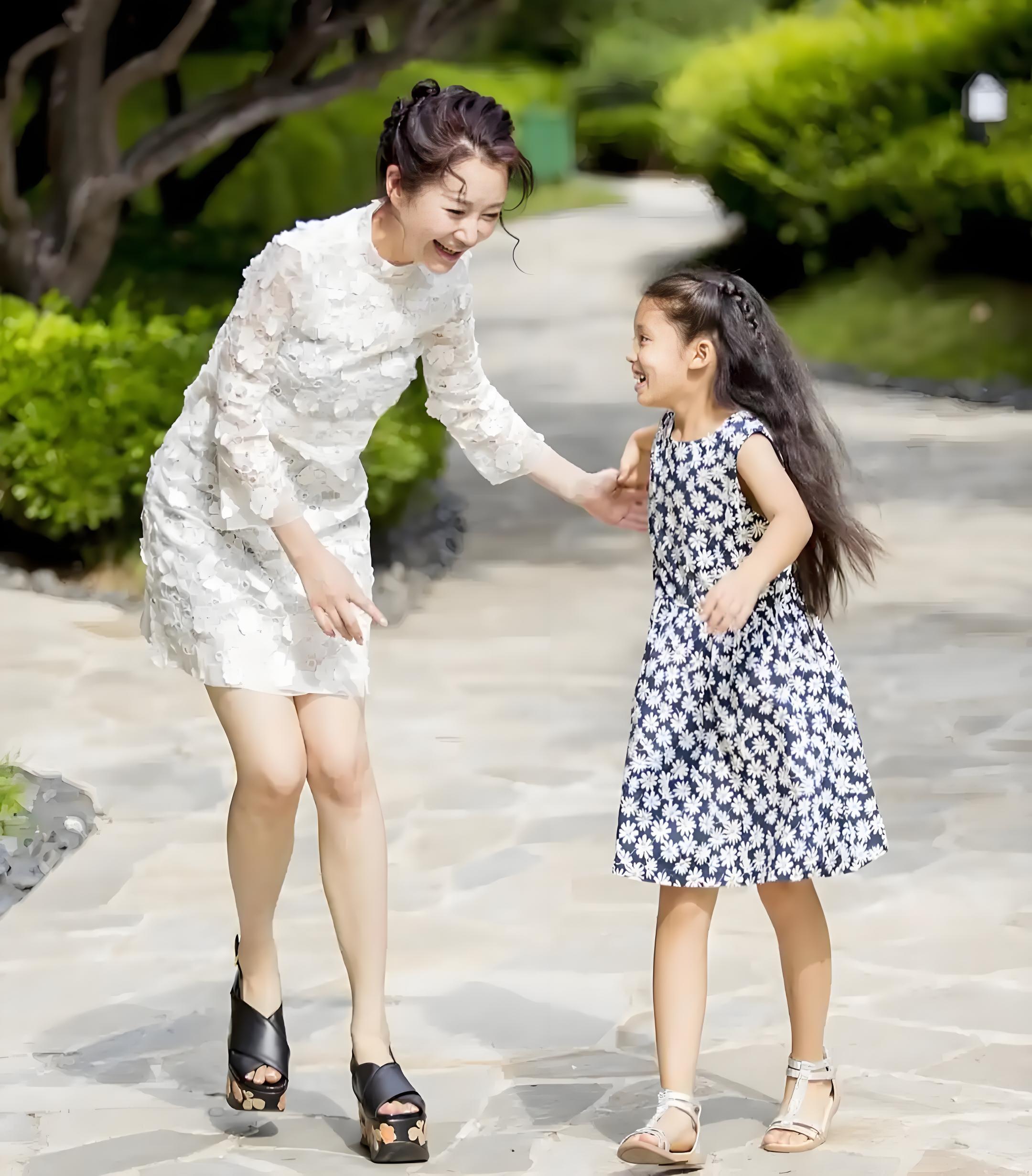 至今未婚未生！大咖女星「穿旗袍優雅登台」　絕美曲線網全驚嘆：「56歲像26歲！」　