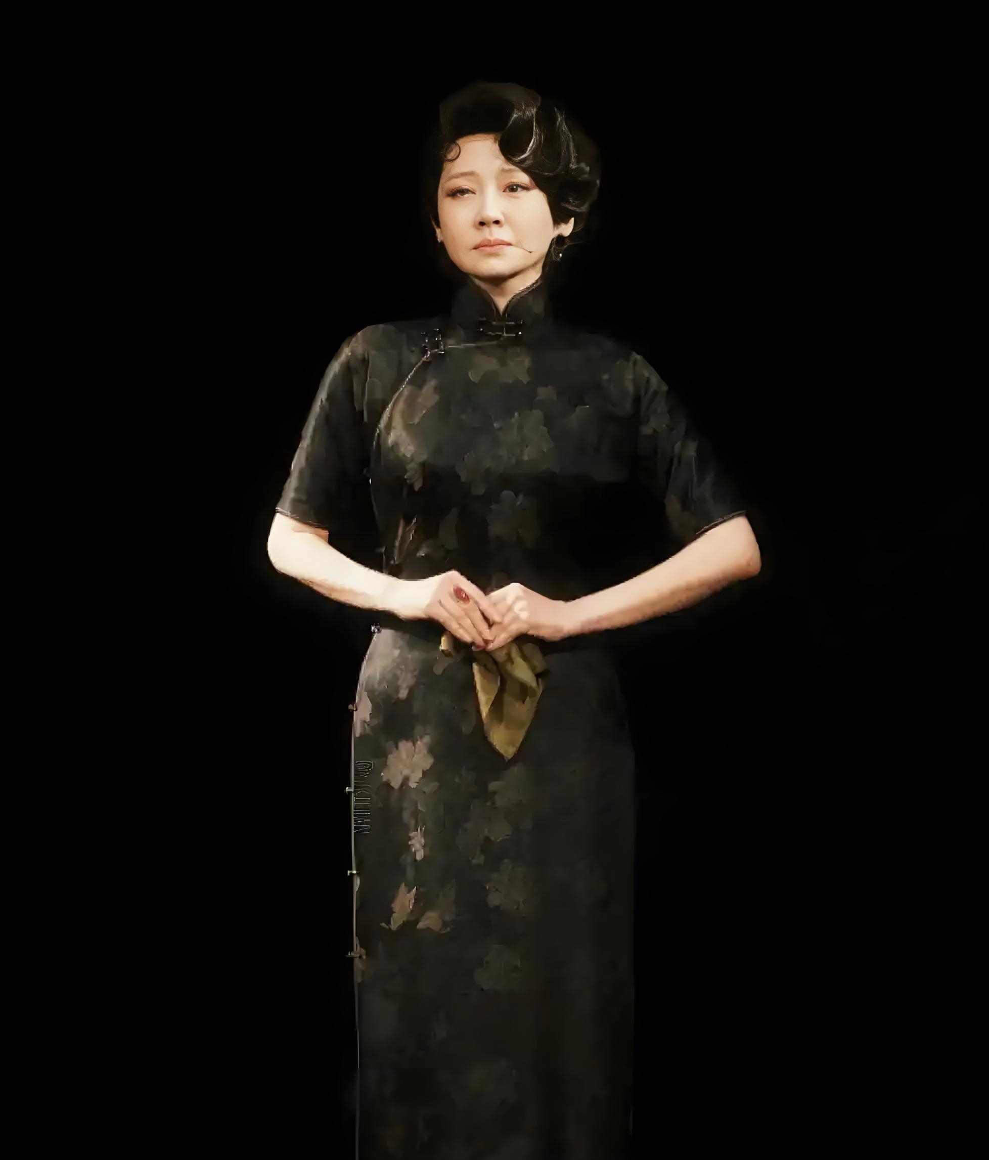 至今未婚未生！大咖女星「穿旗袍優雅登台」　絕美曲線網全驚嘆：「56歲像26歲！」　