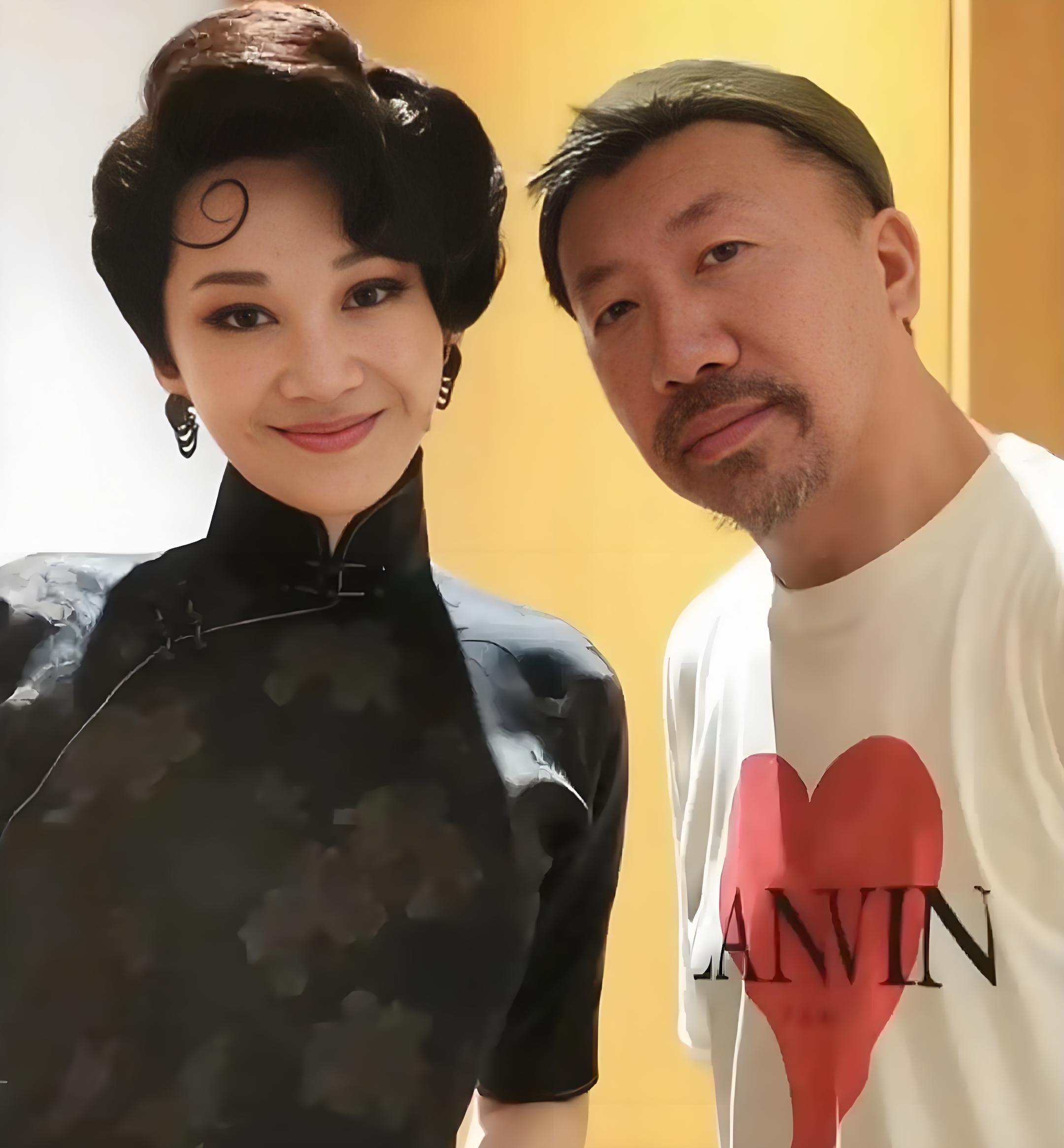 至今未婚未生！大咖女星「穿旗袍優雅登台」　絕美曲線網全驚嘆：「56歲像26歲！」　