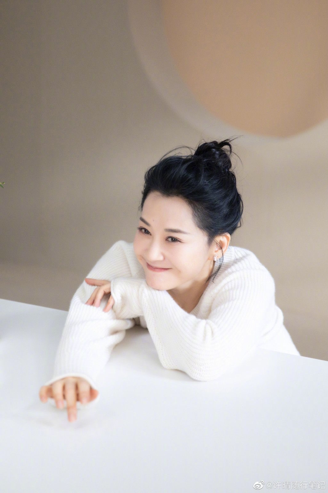 至今未婚未生！大咖女星「穿旗袍優雅登台」　絕美曲線網全驚嘆：「56歲像26歲！」　