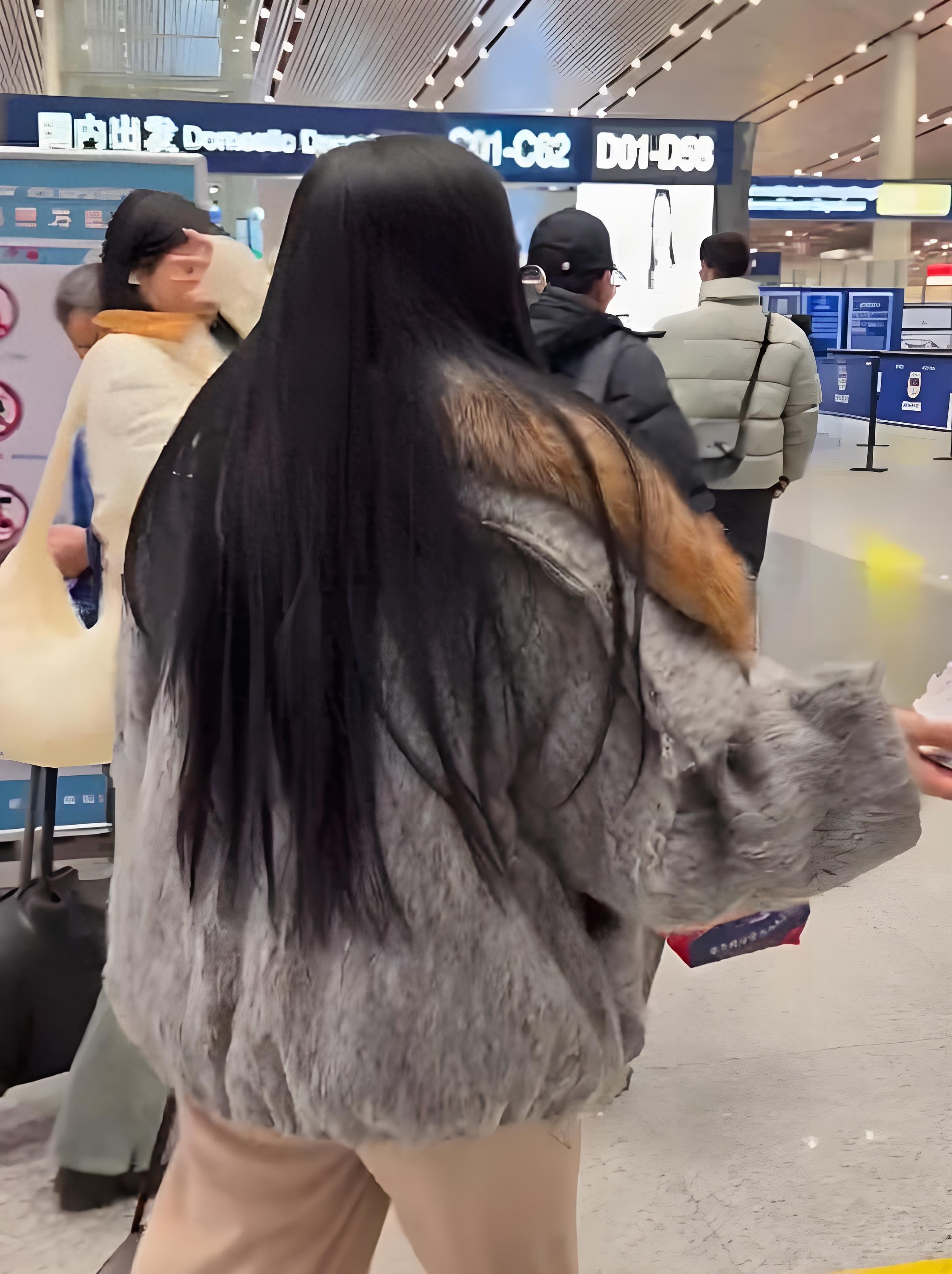 昔日女神崩壞？56歲資深女星「高調現身機場」　雙下巴現形 「發浮腫一圈」快認不出