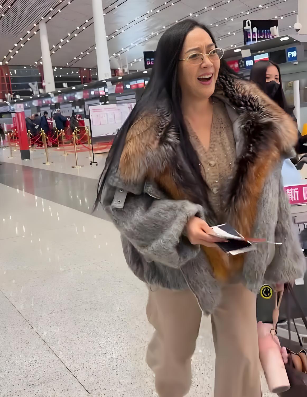 昔日女神崩壞？56歲資深女星「高調現身機場」　雙下巴現形 「發浮腫一圈」快認不出