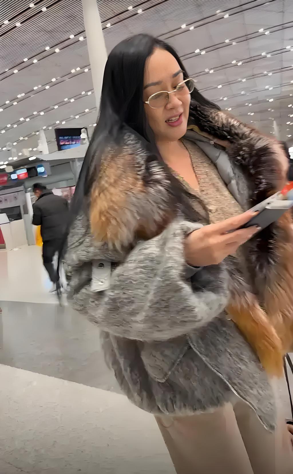 昔日女神崩壞？56歲資深女星「高調現身機場」　雙下巴現形 「發浮腫一圈」快認不出