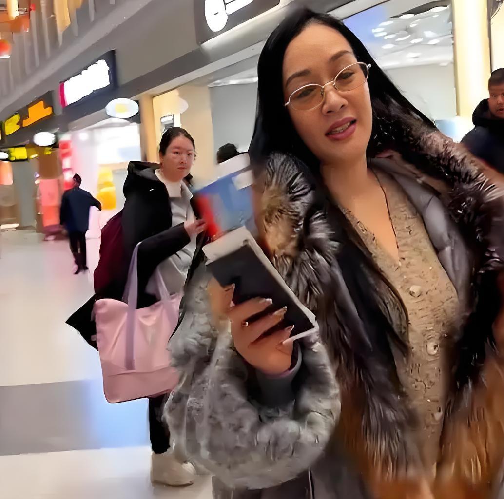 昔日女神崩壞？56歲資深女星「高調現身機場」　雙下巴現形 「發浮腫一圈」快認不出