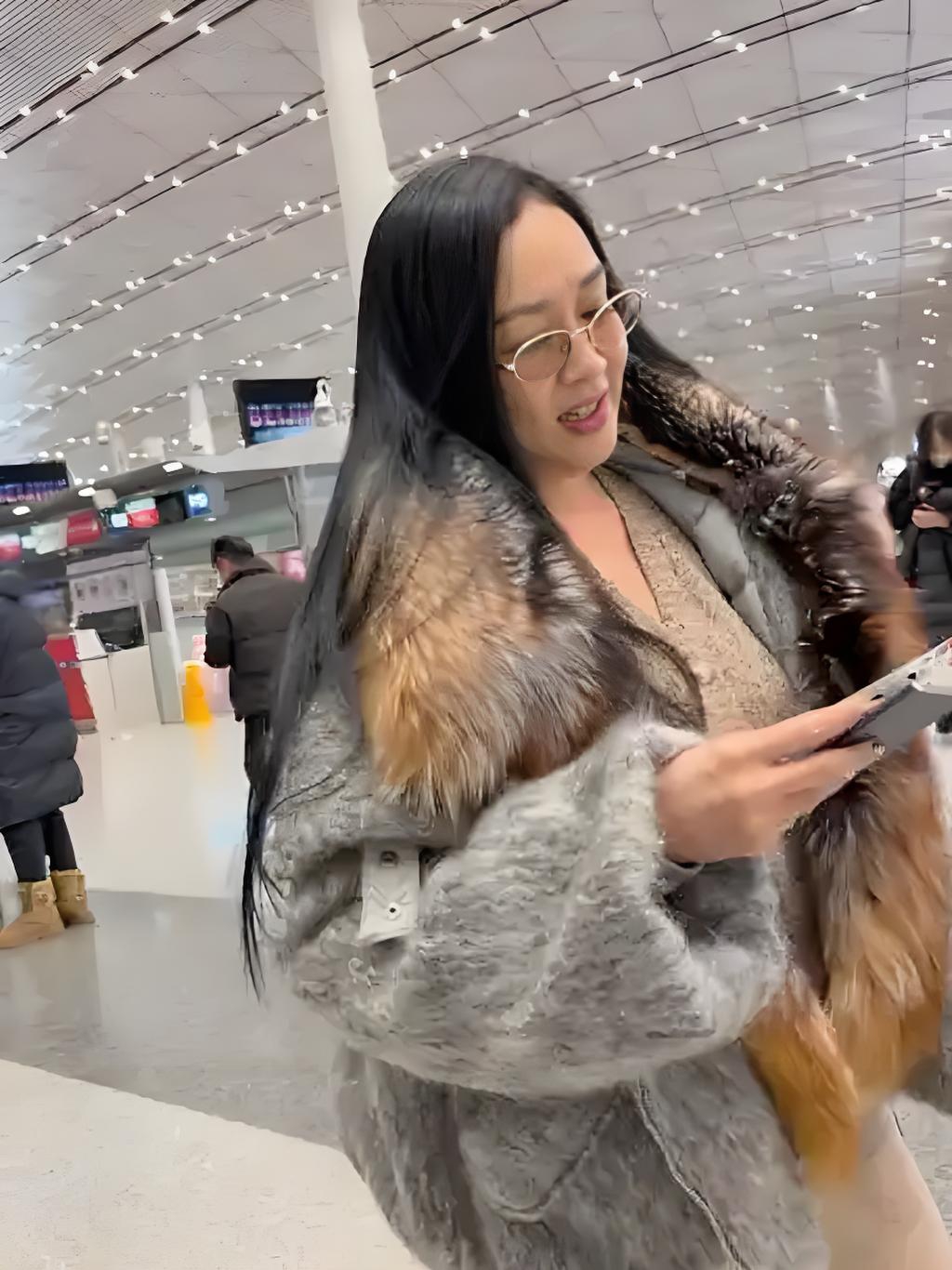 昔日女神崩壞？56歲資深女星「高調現身機場」　雙下巴現形 「發浮腫一圈」快認不出