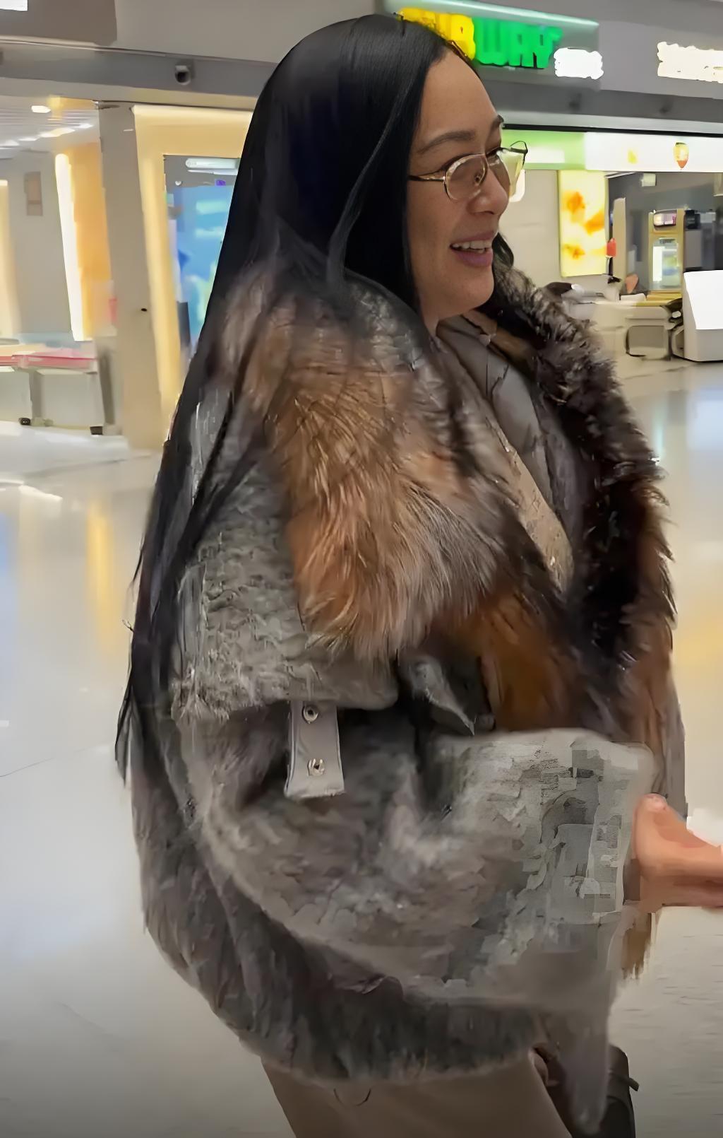 昔日女神崩壞？56歲資深女星「高調現身機場」　雙下巴現形 「發浮腫一圈」快認不出