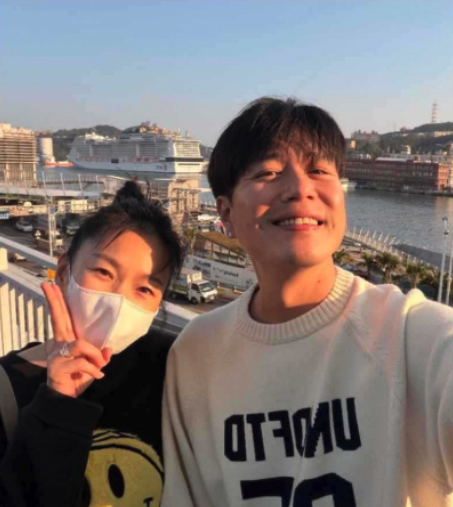 挺過婚變滿1年！49歲六月「素顏上街被路人偷拍」　一路「低頭緊牽他」婚姻現況曝光