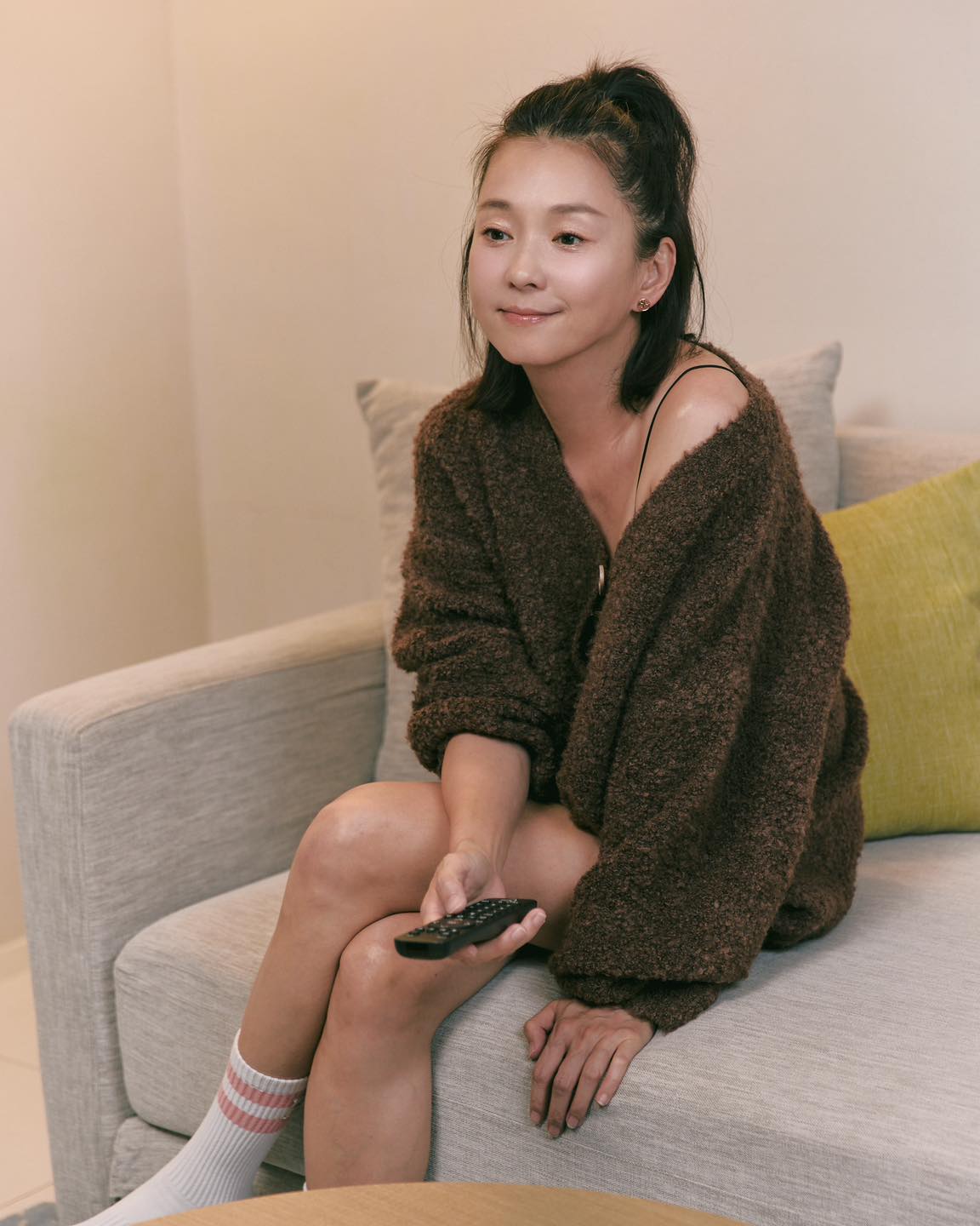 挺過婚變滿1年！49歲六月「素顏上街被路人偷拍」　一路「低頭緊牽他」婚姻現況曝光