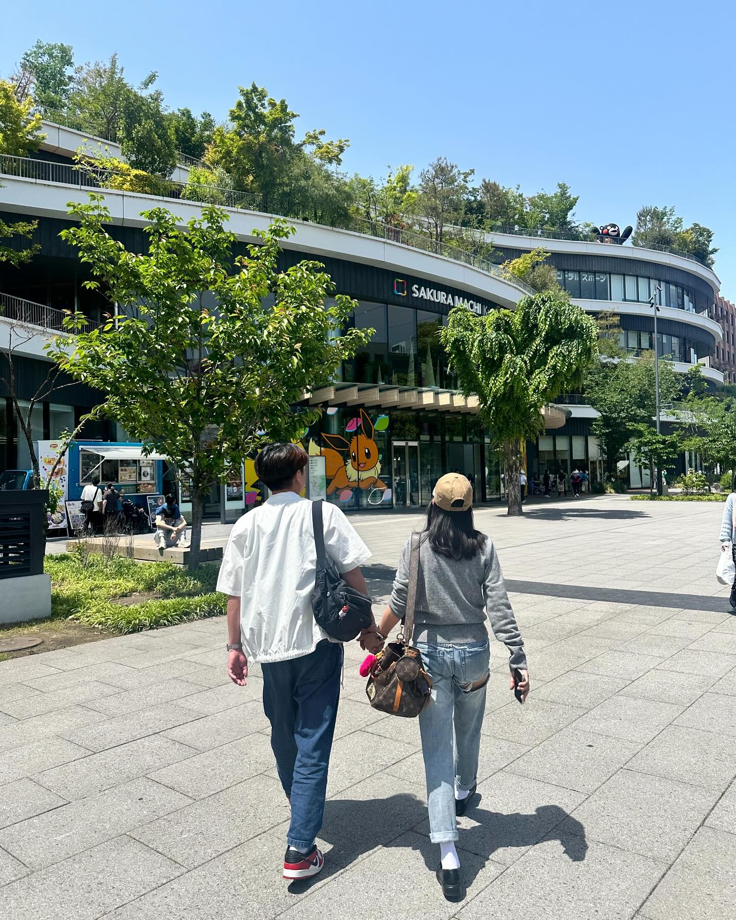 挺過婚變滿1年！49歲六月「素顏上街被路人偷拍」　一路「低頭緊牽他」婚姻現況曝光