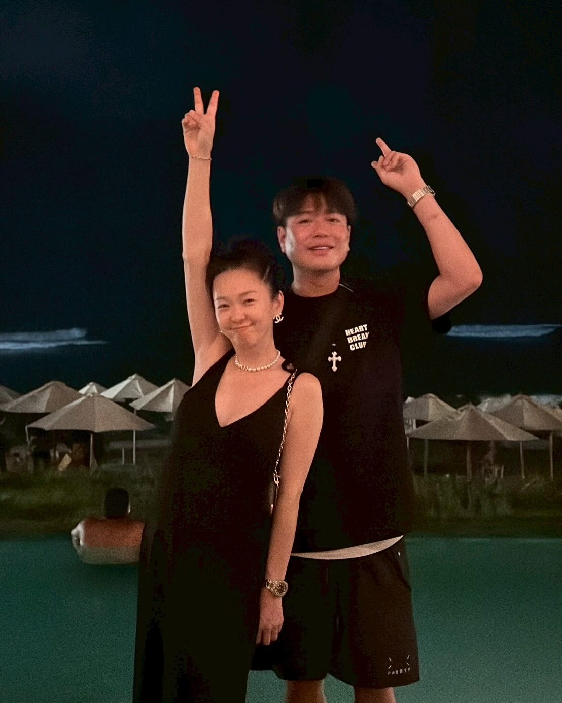 挺過婚變滿1年！49歲六月「素顏上街被路人偷拍」　一路「低頭緊牽他」婚姻現況曝光