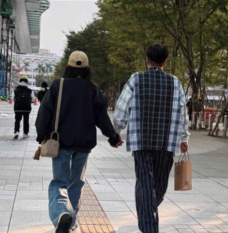 挺過婚變滿1年！49歲六月「素顏上街被路人偷拍」　一路「低頭緊牽他」婚姻現況曝光