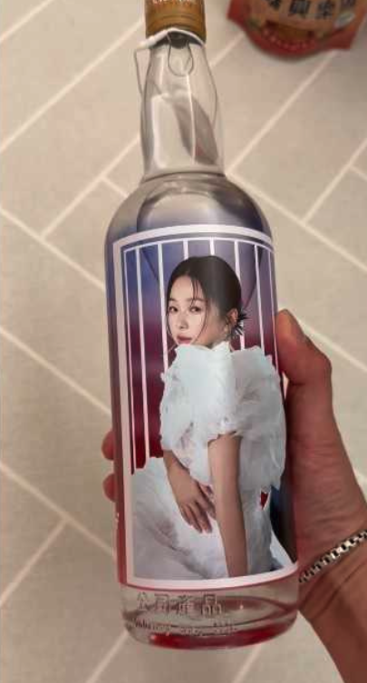 挺過婚變滿1年！49歲六月「素顏上街被路人偷拍」　一路「低頭緊牽他」婚姻現況曝光