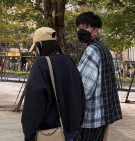 挺過婚變滿1年！49歲六月「素顏上街被路人偷拍」　一路「低頭緊牽他」婚姻現況曝光