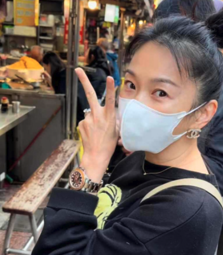 挺過婚變滿1年！49歲六月「素顏上街被路人偷拍」　一路「低頭緊牽他」婚姻現況曝光