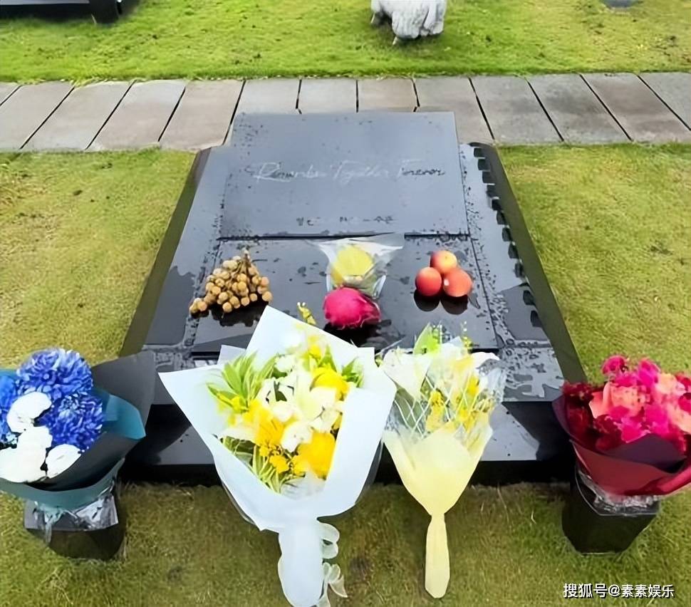 粉絲探望大S墓地！驚見「墓碑上一畫面」震撼淚喊：用情太深了