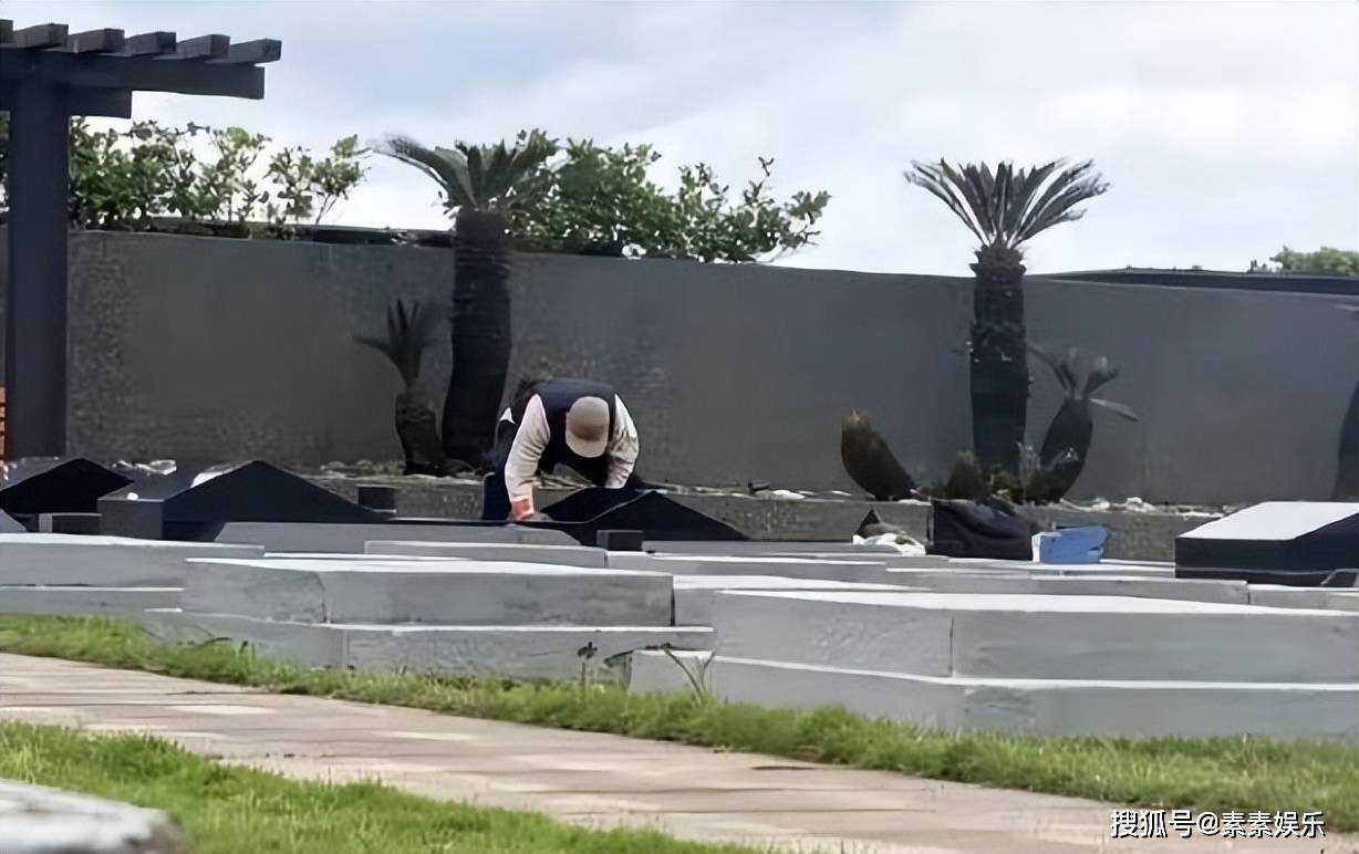 粉絲探望大S墓地！驚見「墓碑上一畫面」震撼淚喊：用情太深了