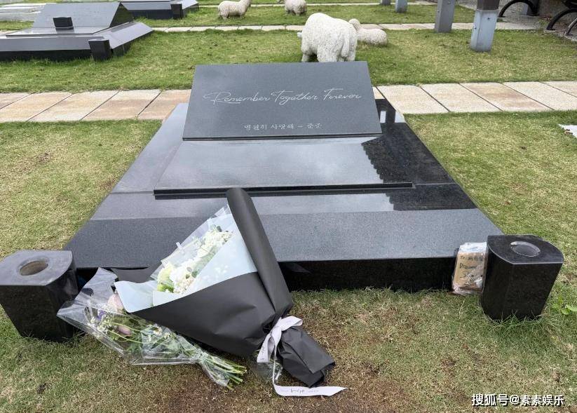 粉絲探望大S墓地！驚見「墓碑上一畫面」震撼淚喊：用情太深了