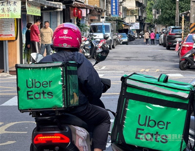 外送員好眼熟！竟然是「1.6兆企業副總裁」　哭喊「最抗拒1事」：我碩士畢業欸