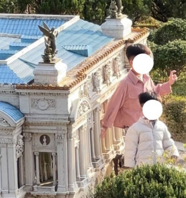 恐龍爸媽！放任男童「踩踏小人國模型」恐報銷　官方「親自發聲了」